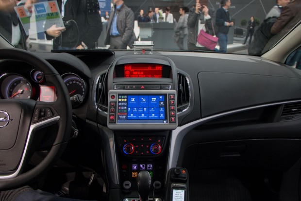 Bildschirm und Rechner wurden eigens f&uuml;r diesen Zweck entwickelt. Auf dem Armaturenbrett ist eine Kamera angebracht. (Foto: Werner Pluta/Golem.de)