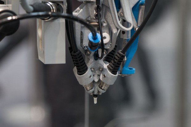 Der Kopf extrudiert eine Glasfaser und Kunstharz, das mit UV-Licht gehärtet wird. (Foto: Werner Pluta/Golem.de)