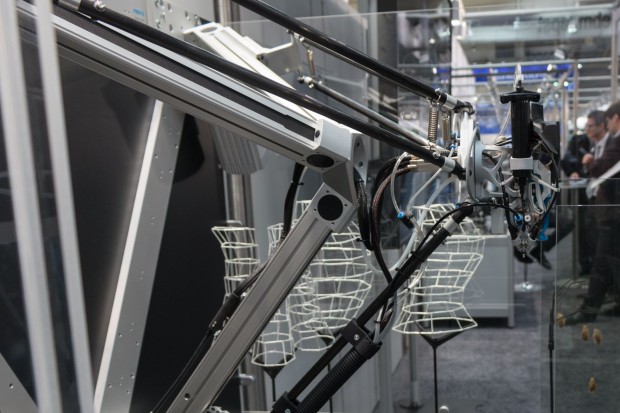 Die Druckdüse ist an einem Delta-Arm befestigt. (Foto: Werner Pluta/Golem.de)