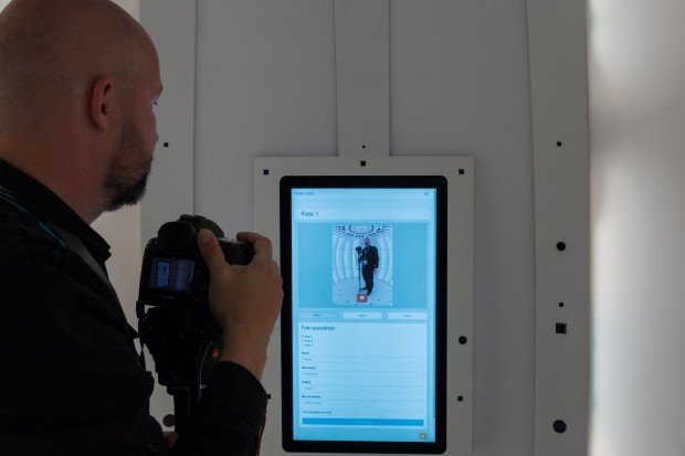 Bedient wird der 3D-Fotoautomat über einen Touchscreen. (Foto: Werner Pluta/Golem.de)