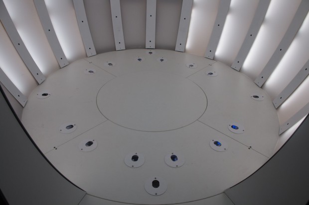 Der Scanner hat 150 Kamers für sichtbares und IR-Licht sowie 12 IR-Projektoren. (Foto: Werner Pluta/Golem.de)