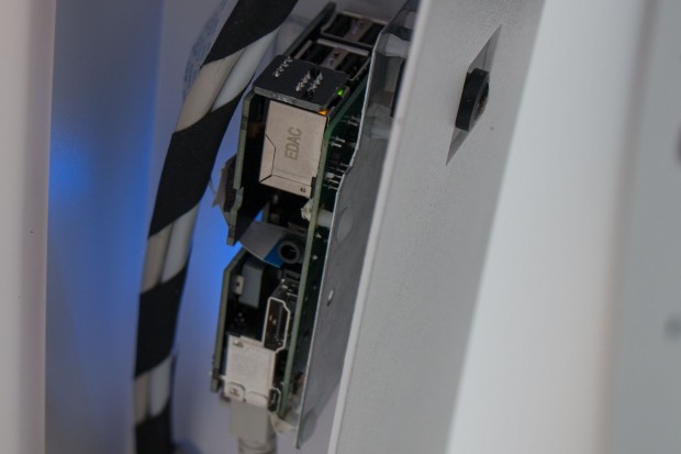 Jede Kamera sitzt auf einem Raspberry Pi. Hier ist die Leiste, hinter der die Kamera sitzt, nach vorne geklappt. (Foto: Werner Pluta/Golem.de)