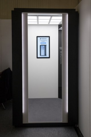 In der scannenden Umkleidekabine sitzen sie unsichtbar hinter den Leisten in den Ecken. (Foto: Werner Pluta/Golem.de)