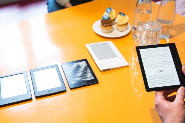 Kindle-Sortiment: links der normale, daneben der Paperwhite, dann der Voyage. Das weiße Modell ist der erste Kindle-E-Book-Reader. Vorne wird der aktuelle Kindle Oasis gehalten. (Bild: Martin Wolf/Golem.de)
