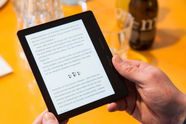 Amazons Kindle Oasis liegt sehr angenehm in der Hand. (Bild: Martin Wolf/Golem.de)