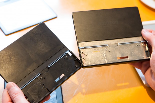 Links ein normales Kunststoffgehäuse, rechts ist der metallisierte Polymer-Rahmen des Kindle Oasis zu sehen. (Bild: Martin Wolf/Golem.de)