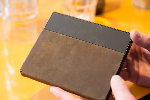 Die Rückseite des Kindle Oasis mit angedocktem Akkupack (Bild: Martin Wolf/Golem.de)