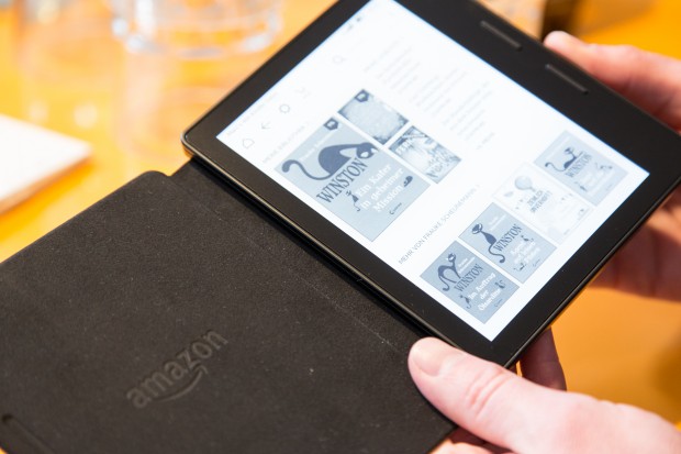 Wird der Displayschutz aufgeklappt, schaltet sich der Kindle Oasis automatisch ein. (Bild: Martin Wolf/Golem.de)