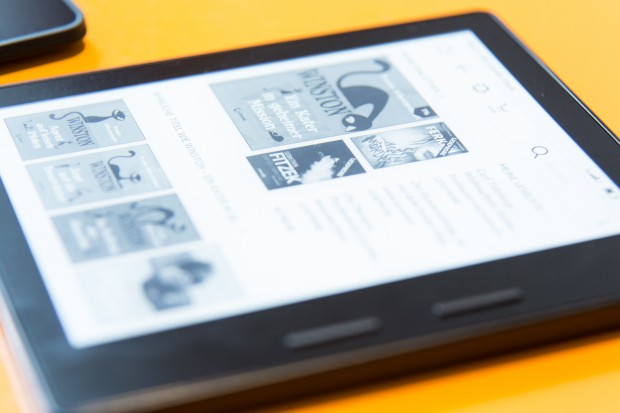 Das E-Paper-Display im Kindle Oasis liefert eine Auflösung von 300 dpi. (Bild: Martin Wolf/Golem.de)