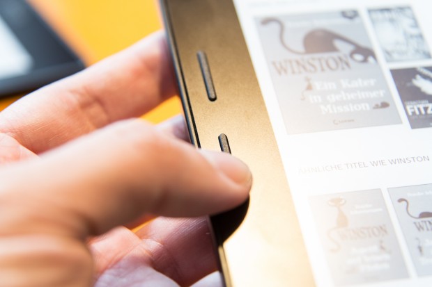 Die Blättertasten am Kindle Oasis sind bequem mit dem Daumen zu erreichen. (Bild: Martin Wolf/Golem.de)
