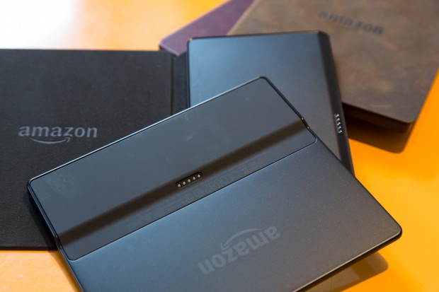 Der Akkupack hält fest, lässt sich aber auch leicht lösen. (Bild: Martin Wolf/Golem.de)