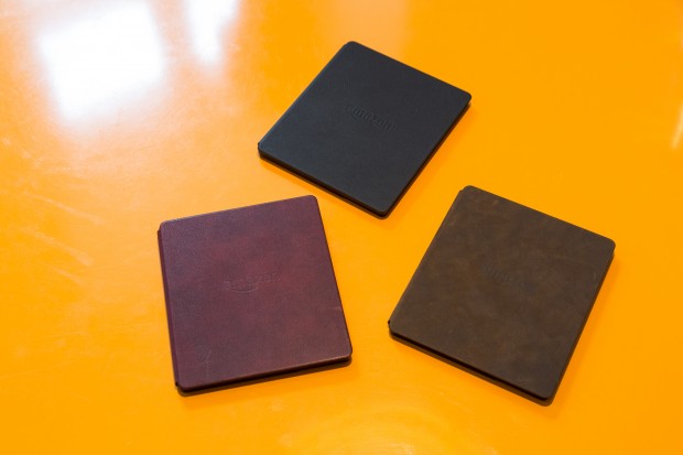 Die Akkupacks mit drei verschiedenen Displayschutzfarben (Bild: Martin Wolf/Golem.de)