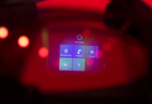 Für die bessere Sichtbarkeit wurde das Foto manipuliert (Spiegelung). Gut zu erkennen: Microsofts Kacheln sind Teil der Hololens. (Foto: Andreas Sebayang/Golem.de)