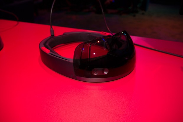 Zum einen schützt es die Optik und zum anderen kann nur so die Hololens aufgeladen werden. (Foto: Andreas Sebayang/Golem.de)