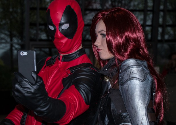 Cosplayer beim Selfie (Foto: Katja H&ouml;hne)