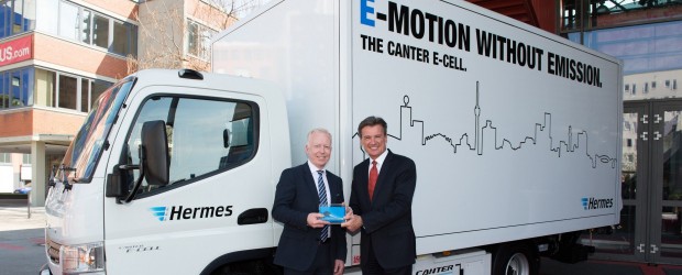 Dr. Wolfgang Bernhard (rechts im Bild), Vorstand Daimler AG, übergibt den Fuso E-Cell an Dirk Rahn, Geschäftsführer Operations Hermes Logstik Gruppe Deutschland.  (Bild: Daimler)