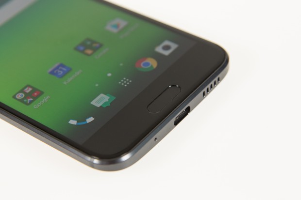 Geladen wird das 10 über einen USB-Typ-C-Stecker. (Bild: Martin Wolf/Golem.de)