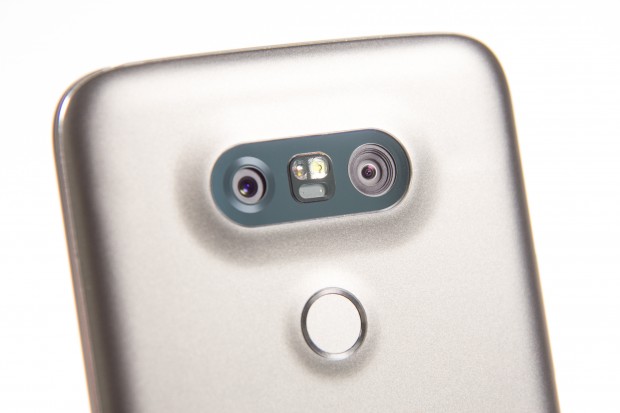 Die linke Kamera hat einen Aufnahmewinkel von 78 Grad, die rechte Kamera nimmt im Weitwinkel von 135 Grad auf. (Bild: Martin Wolf/Golem.de)