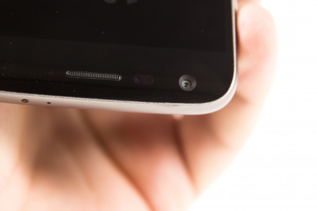 Auch von vorne macht der Metallrand in diesem Bereich einen unsauberen Eindruck. (Bild: Martin Wolf/Golem.de)