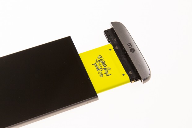 Der Akku wird in das G5 geschoben. (Bild: Martin Wolf/Golem.de)