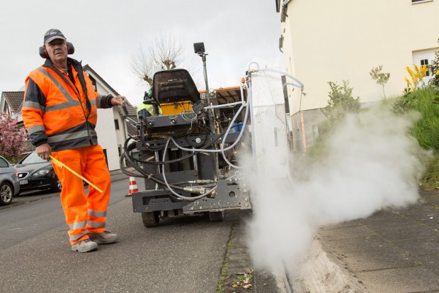 Die Diamantfräse bei der Arbeit. (Bild: Martin Wolf/Golem.de)