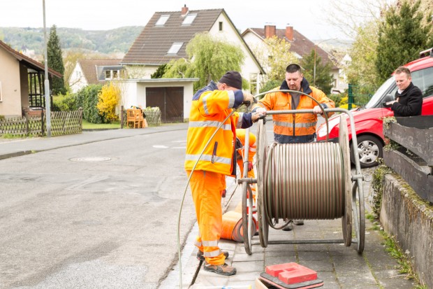 Das Leerrohr wird verlegt. (Bild: Martin Wolf/Golem.de)
