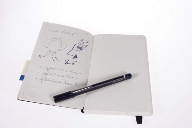 Das Notizbuch hat 128 Seiten, die mit einem unauffälligen Muster überzogen sind. Dieses nutzt die Kamera des Stiftes zur Orientierung. (Bild: Tobias Költzsch/Golem.de)