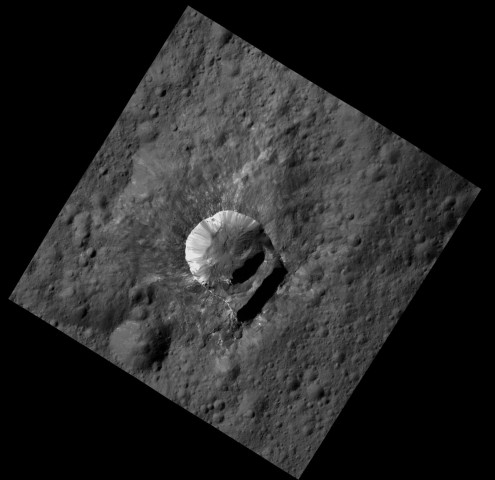 Der Krater Oxo ist  die zweithellste Stelle auf Ceres. Seine Wand ist auf einer relativ großen Fläche abgerutscht..  (Foto: Nasa/JPL-Caltech/UCLA/MPS/DLR/IDA/PSI)