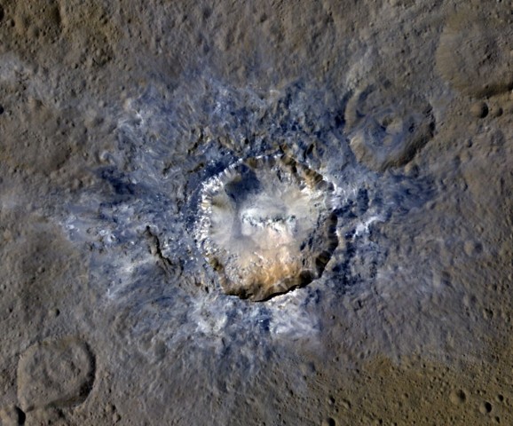 Auch die Wände von Haulani zeigen Spuren von Erdrutschen. (Foto: Nasa/JPL-Caltech/UCLA/MPS/DLR/IDA/PSI)