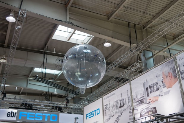 Gesteuert wird das Fluggerät von einem externen Navigationssystem, das mit IR-Kameras arbeitet. (Foto: Werner Pluta/Golem.de)