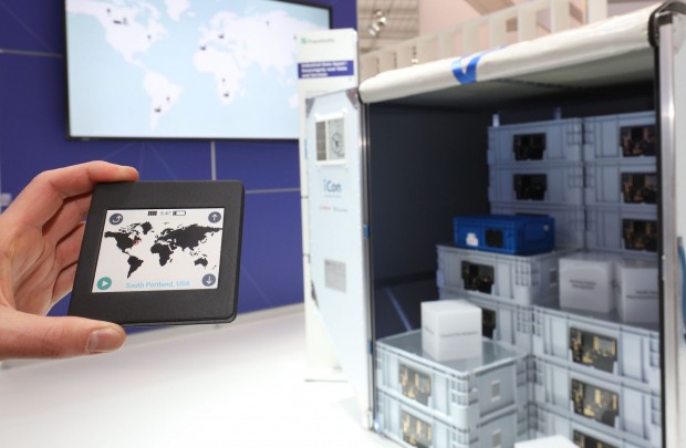 Über ein spezielles Mobilgerät ist es möglich, mit den Containern zu kommunizieren. (Foto: Kurt Fuchs/Fraunhofer)