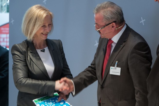 Cebit 2015: Fraunhofer-Präsident Reimund Neugebauer übergibt Forschungsministerin Johanna Wanka das Konzept zum Industrial Data Space. (Foto: Werner Pluta/Golem.de)