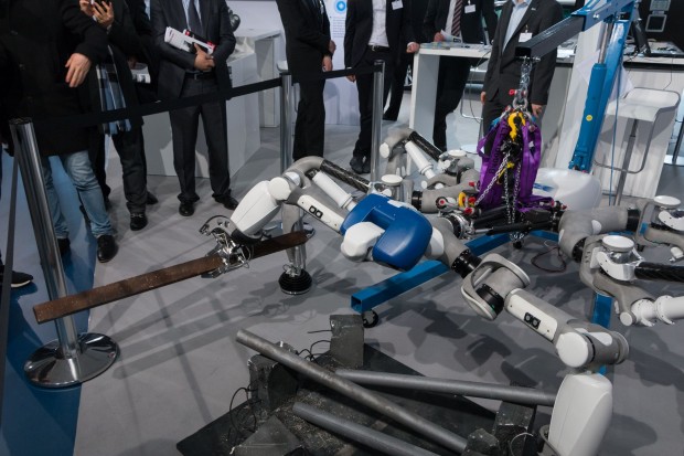 F&uuml;r die Arbeit richtet er sich auf vier Beine auf. (Foto: Werner Pluta/Golem.de)