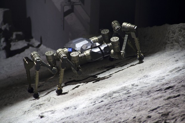 Da muss Mantris auch rauf: Laufroboter Space Climber am Kraterabhang in der Mondhalle des DFKI in Bremen. (Foto: Werner Pluta/Golem.de)