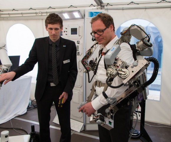 Der Roboter agiert autonom. Er kann aber auch mit einem Exoskelett ferngesteuert werden. (Foto: Werner Pluta/Golem.de)