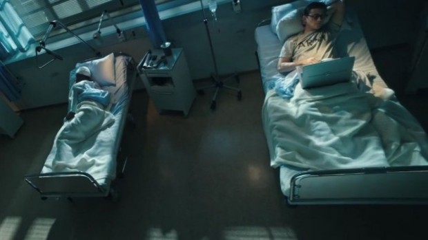 Snwoden bricht sich bei der Militärausbildung beide Beine. (Bild: Screenshot/Open Road Films)