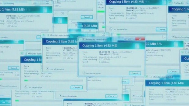 Windows kopiert die Datei in circa 50 einzelnen Fenstern. (Bild: Screenshot/Open Road Films)