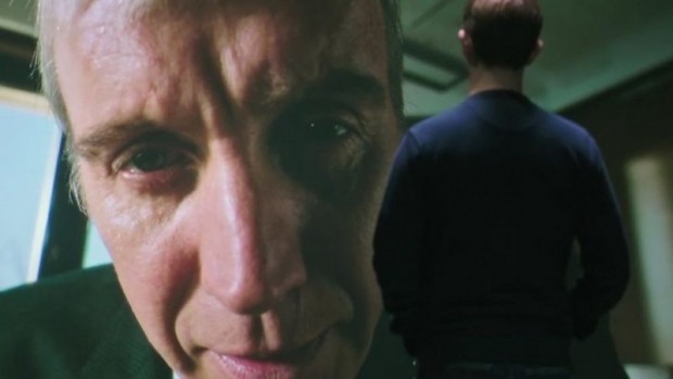 Je größer der Bildschirm, desto wütender der CIA-Häuptling. (Bild: Screenshot/Open Road Films)