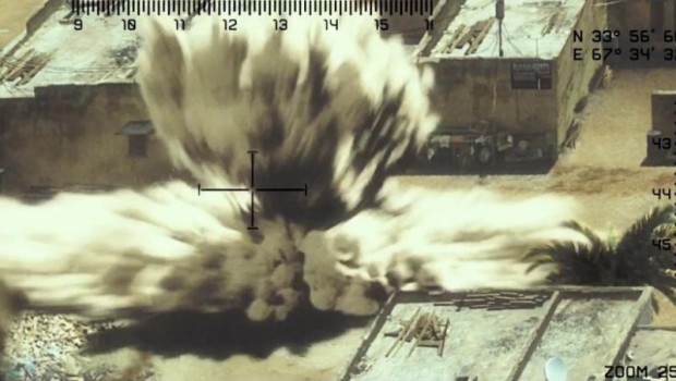 Dachte wirklich jemand, Oliver Stone verzichtet in einem Geheimdienstfilm auf Drohnen? Irgendwie muss es ja eine Gelegenheit für Explosionen geben. (Bild: Screenshot/Open Road Films)