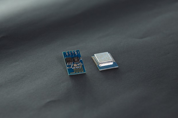 ESP-01 und ESP-12 (Foto: Martin Wolf/Golem.de)