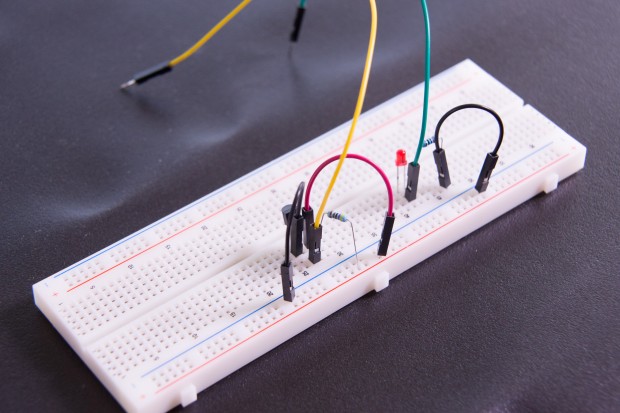 Der Basis-Schaltkreis mit Temperatursensor und LED (Foto: Martin Wolf/Golem.de)