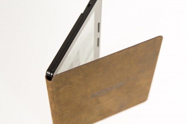 Der Kindle Oasis kann mit Akkupack wie ein Buch aufgeklappt werden. (Bild: Martin Wolf/Golem.de)