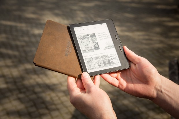 Amazons Kindle Oasis wird mit Akkupack ausgeliefert. (Bild: Martin Wolf/Golem.de)