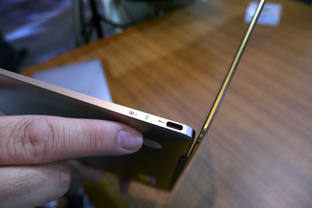 Nur einen USB-C-Anschluss hat das Zenbook 3. (Foto: Marc Sauter/Golem.de)