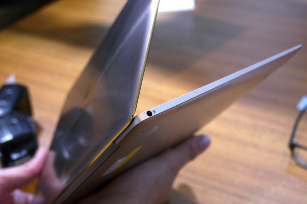 Auf der linken Seite gibt es einen Kopfhöreranschluss. (Foto: Marc Sauter/Golem.de)