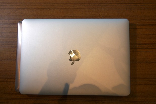 In der Grundfläche ist das Zenbook 3 etwas breiter. (Foto: Marc Sauter/Golem.de)