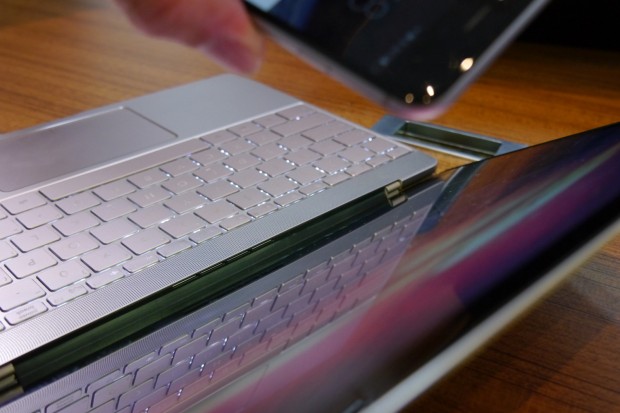 Die Lüfterlöcher sind kaum sichtbar. (Foto: Marc Sauter/Golem.de)