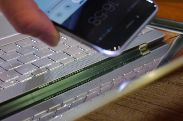 Wir mussten eine Smartphone-Leuchte verwenden. (Foto: Marc Sauter/Golem.de)