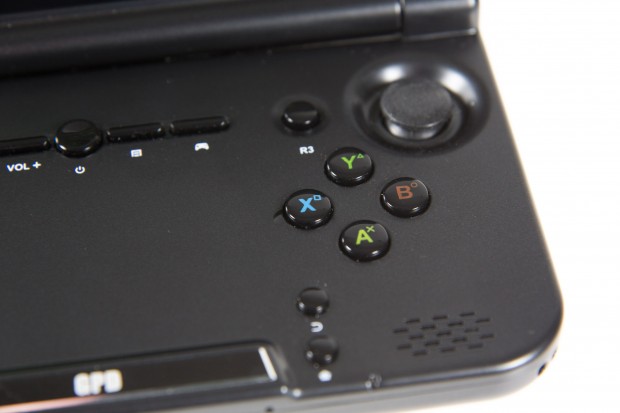 Die Beschriftung der Buttons vereint Playstation- und Xbox-Symbole. (Bild: Martin Wolf/Golem.de)