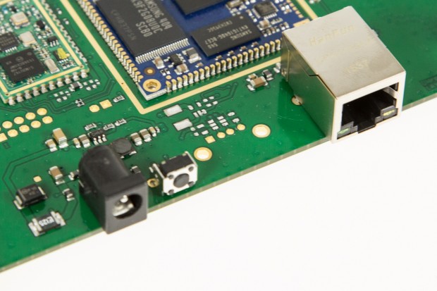 Die Anschlüsse für eine USB-Buchse sind vorhanden, werden aber nicht genutzt. (Foto: Martin Wolf/Golem.de)